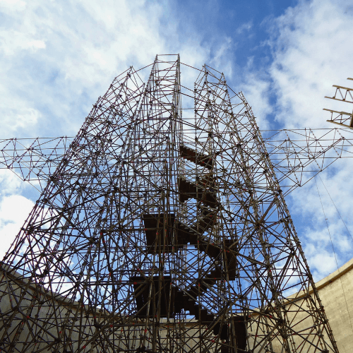 Torre de andaimes para sustentação da cobertura do silo.