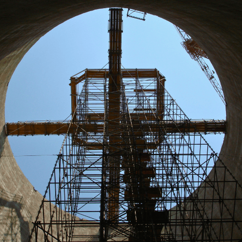 Torre de andaime para sustentação de cobertura de silo.